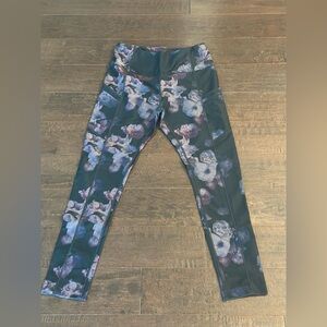 Mondetta Black Floral leggings, like new. Size M